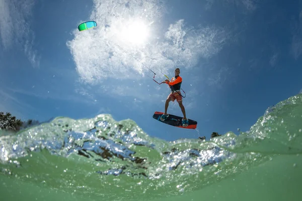 Kite Surfer Cavalca Onde — Foto Stock