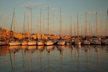 Yatak için birçok Yatlar demirli 