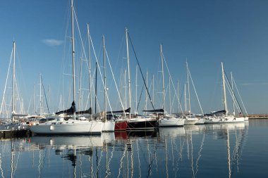Yatak için birçok Yatlar demirli 