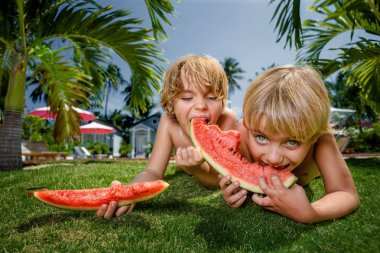 Mutlu çocuklar karpuz yeme