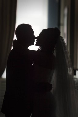 Gelin ve damat pencere yanında düğün çekim