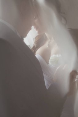 Gelin ve damat pencere yanında düğün çekim