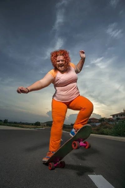 Funny Overweight Woman Skateboarding — Stock Photo, Image