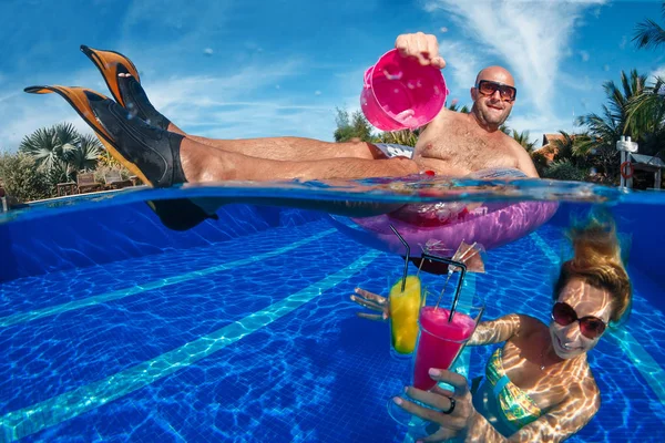 Jovem Casal Divertir Piscina Com Coquetéis — Fotografia de Stock