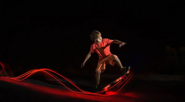 Ein Junges Kind Reitet Scate Mit Licht Der Nacht — Stockfoto
