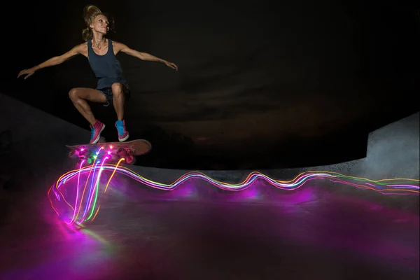 Ein Junger Weißer Kaukasischer Skateboarder Macht Nachts Einen Olliesprung — Stockfoto