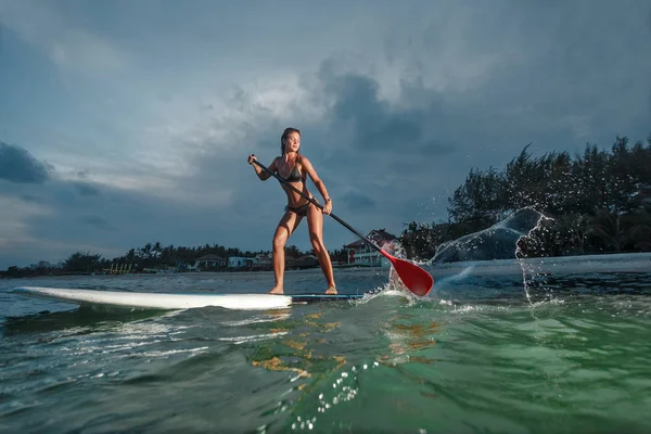 Жінка Встає Весло Сутінках Теплому Тихому Морі — стокове фото