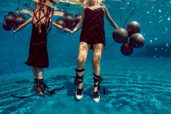 Underwater Shoot Flying Two Women Black Balloons — Stock Photo, Image