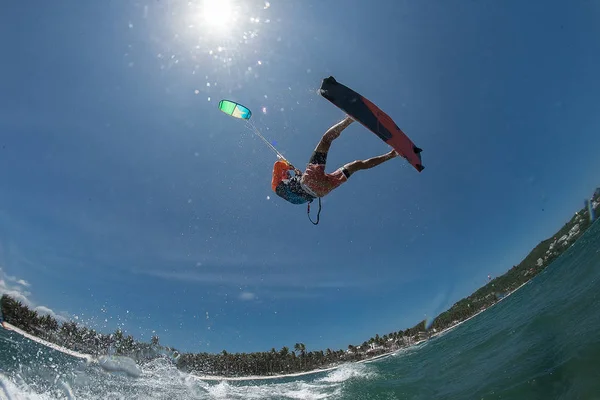 Een Kitesurfer Rijdt Golven — Stockfoto