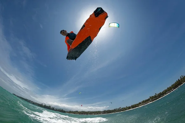 Kite Surfista Monta Ondas — Fotografia de Stock
