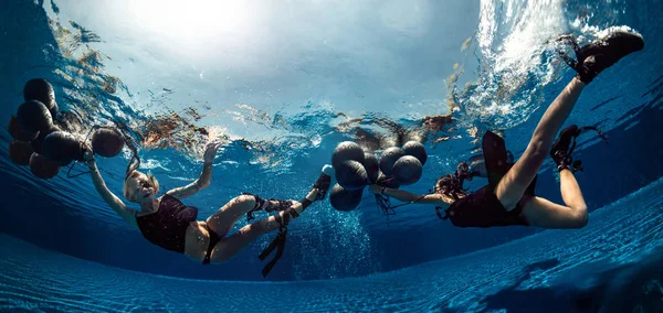 Unterwasser Shooting Zweier Frauen Mit Schwarzen Ballons — Stockfoto