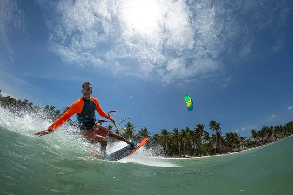 Surfista Cometas Monta Las Olas —  Fotos de Stock