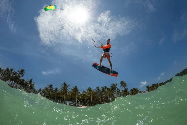 Surfista Cometas Monta Las Olas —  Fotos de Stock