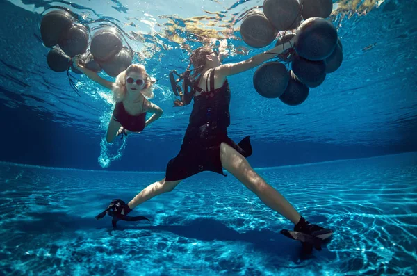Podwodne Strzelać Pływające Dwie Kobiety Czarne Balony — Zdjęcie stockowe