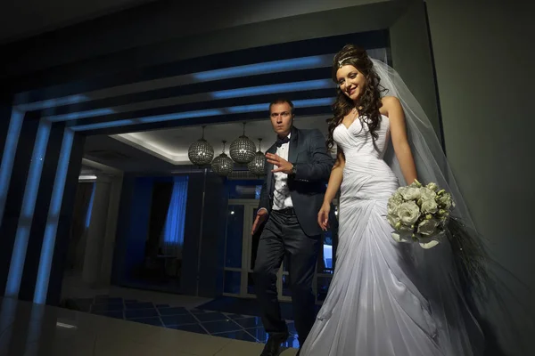 Bröllop Skott Bruden Och Brudgummen Embracing — Stockfoto
