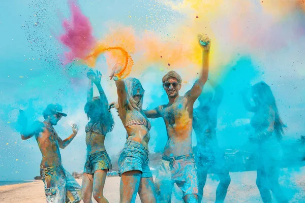 Jovens Amigos Coloridos Com Cor Gulal Rindo — Fotografia de Stock