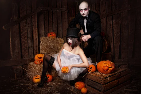 Portret Mężczyzny Seksownej Kobiety Wampiry Dynią Halloween Drewnianym Tle Zastrzelony — Zdjęcie stockowe