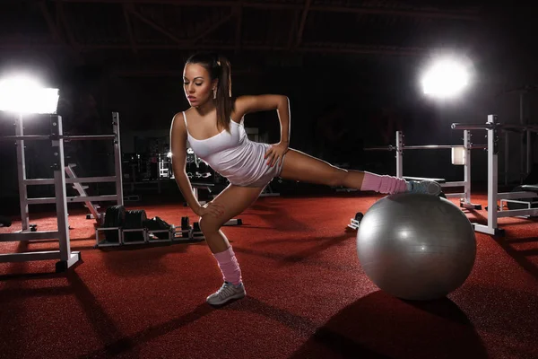 Mujer Haciendo Ejercicio Sobre Pelota Pilates Gimnasio — Foto de Stock