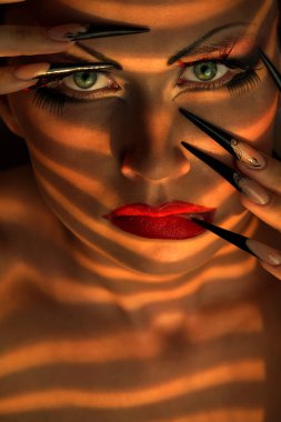 Kadın yüz yaratıcı moda makyaj ve manikür güneş ışığı ile