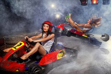 Kız Go-kart Karting hızı ile sürüş