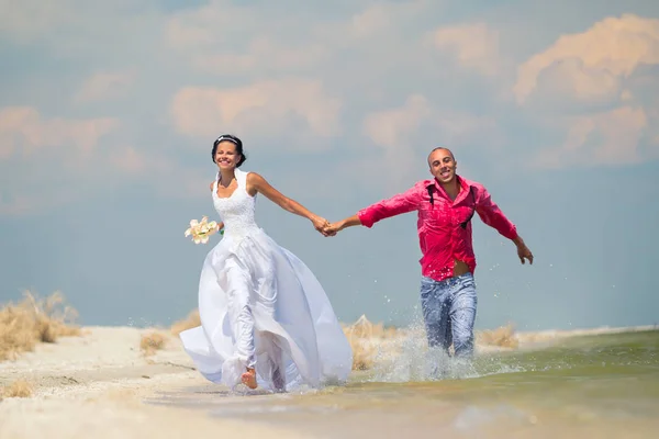 Braut Und Bräutigam Laufen Der Sonne Einem Wunderschönen Tropischen Strand — Stockfoto