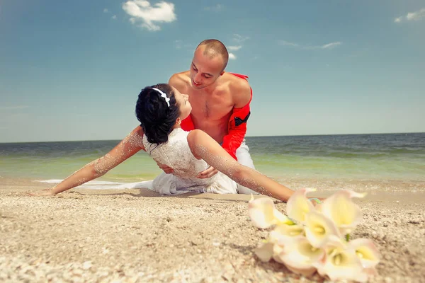 Romântico Jovem Casal Beijando Praia — Fotografia de Stock