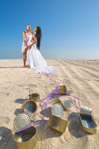 Sposo Sposa Sulla Spiaggia Con Lattine Attaccate — Foto Stock