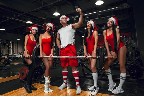 Sports Santa Claus Taking Selfie Mobile Phone Girls Santas Costumes — Stock Photo, Image