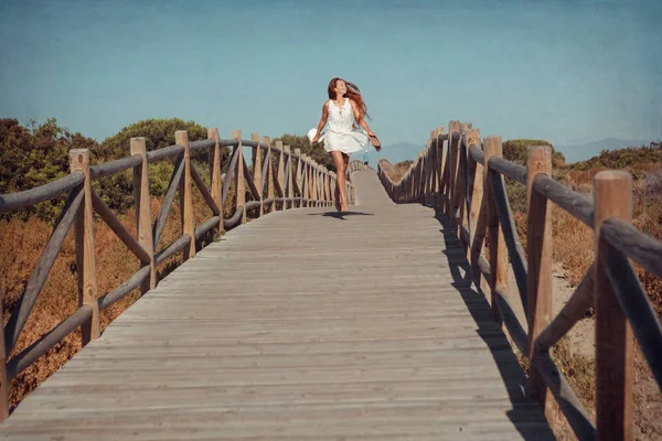 Hermosa Mujer Corriendo Puente — Foto de Stock