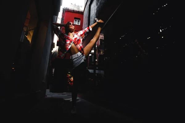 Жінка Бікіні Практикує Йогу Розтягує Ногу Вулиці — стокове фото