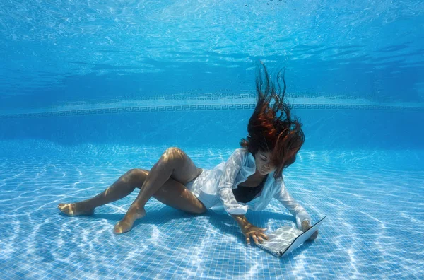 Onderwater Shoot Van Een Ontspannen Daydreaming Schoonheid Kijken Laptop Computerscherm — Stockfoto