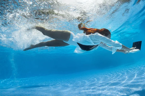 Sesión Submarina Una Belleza Ensueño Relajado Mirando Pantalla Del Ordenador — Foto de Stock