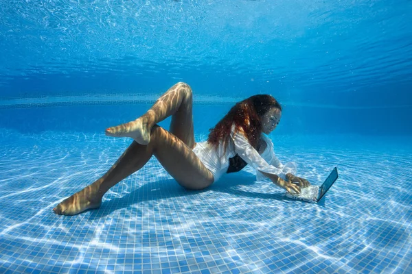 Unterwasser Shooting Einer Entspannten Tagträumenden Schönheit Mit Blick Auf Den — Stockfoto