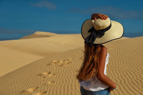 Vue Arrière Femme Avec Chapeau Regardant Les Dunes Sable — Photo