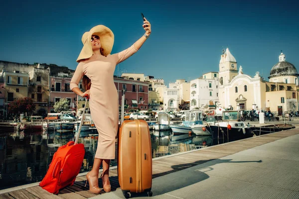 Bella Donna Selfie Con Valigia Mentre Cammina Lungo Yacht Club — Foto Stock