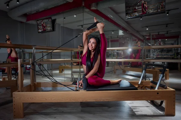 Donna Atletica Esercizio Stretching Attrezzature Palestra — Foto Stock