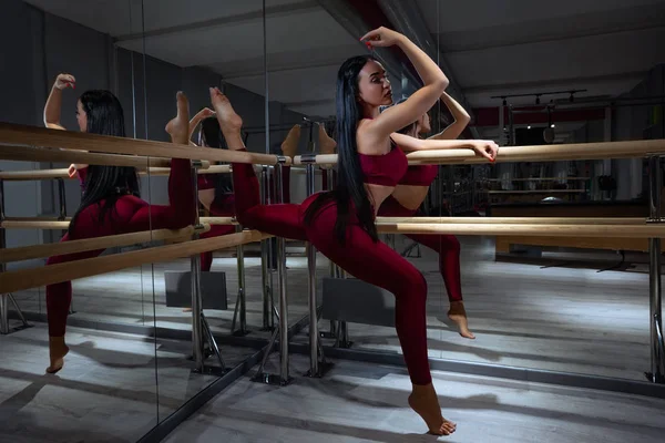 Die Klassische Balletttänzerin Posiert Beim Ballett Barre Auf Studiohintergrund — Stockfoto