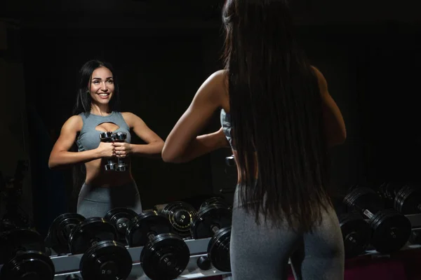 Slanke Bodybuilder Meisje Liften Zware Halter Staande Voor Spiegel Tijdens — Stockfoto