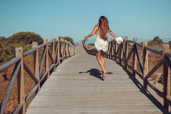 Hermosa Mujer Corriendo Puente — Foto de Stock