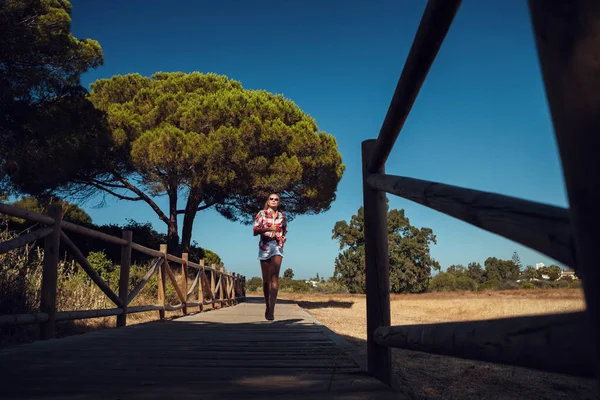 Bella Donna Che Corre Sul Ponte — Foto Stock