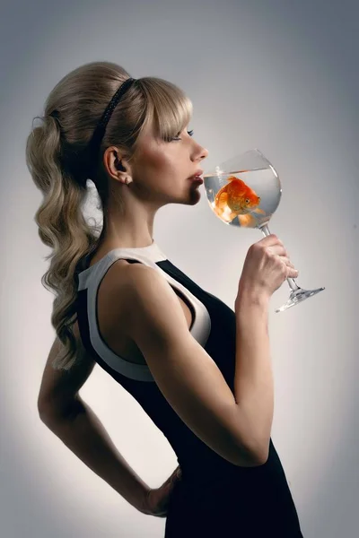Schönes Mädchen Trinkt Ein Glas Wasser Mit Goldenem Fisch Und — Stockfoto