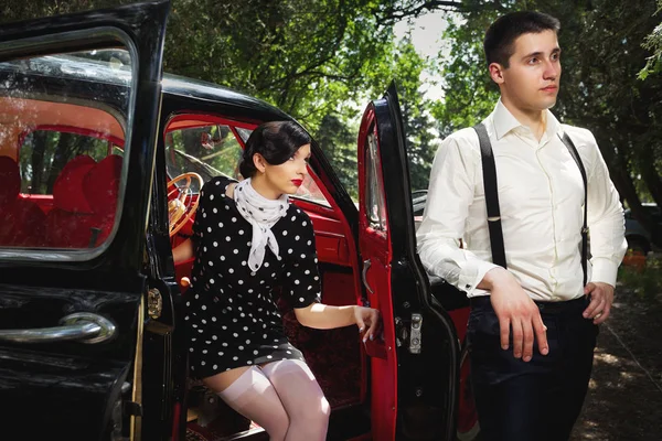 Pareja Joven Sentada Dentro Coche Retro — Foto de Stock