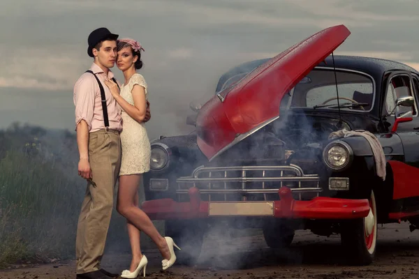 Pareja Joven Siguiente Coche Retro Humo — Foto de Stock