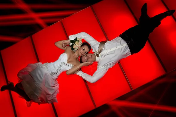 Bride Groom Lying Stylish Red Floor — Stock Photo, Image