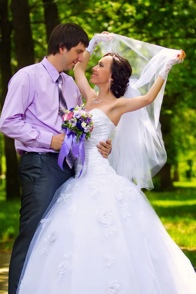 Свадебный Снимок Невесты Жениха Обнимающих Парке — стоковое фото