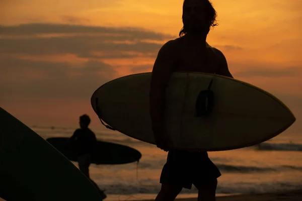 冲浪者在日落时赶紧在海里冲浪 巴厘岛 印度尼西亚 — 图库照片