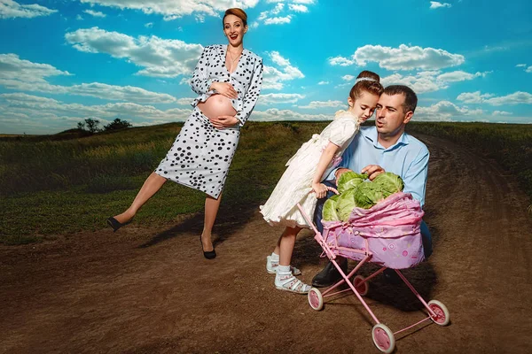 Gravid Kvinna Med Hennes Familj Fältet Sommaren — Stockfoto