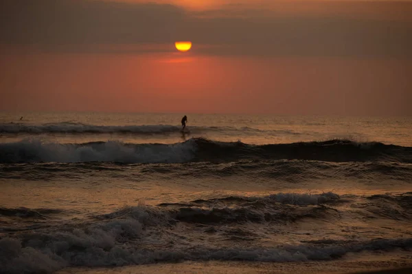 Серфінг Океані Заході Сонця Острів Балі Індонезія — стокове фото