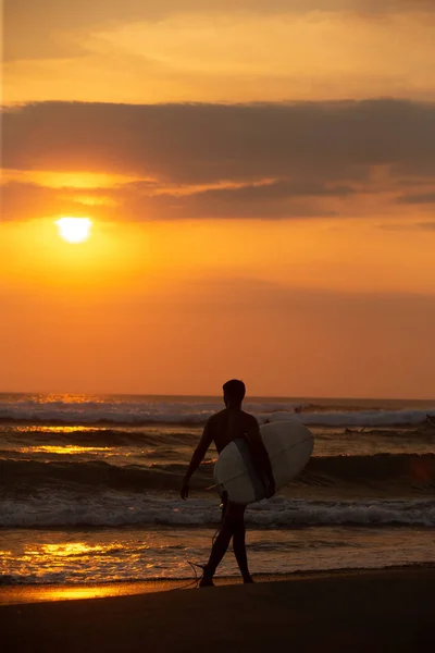 冲浪者在日落时赶紧在海里冲浪 巴厘岛 印度尼西亚 — 图库照片