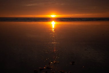 Horizon ile tropikal kırmızı günbatımı. Benaulim beach, Güney Goa, Indi
